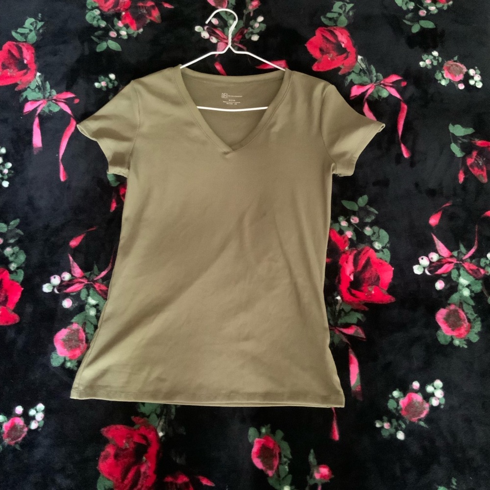 LIGHT GREEN V-NECK SHORT SLEEVED  TEE